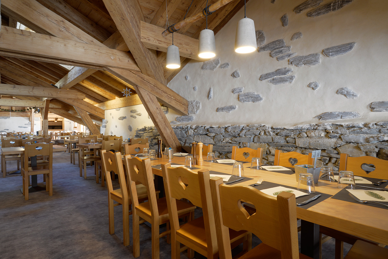 Salle de réception en bois et pierre