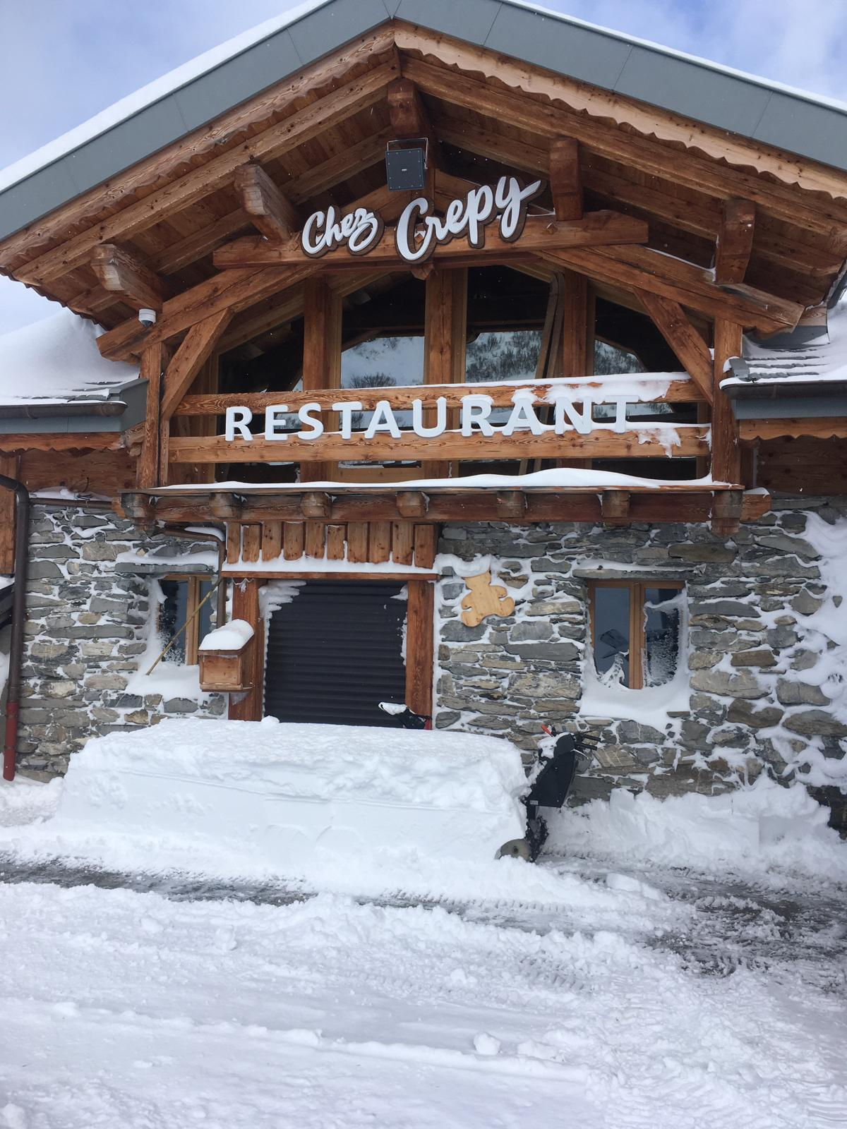 Façade enneigée du restaurant Chez Crépy à Plaine-Dranse