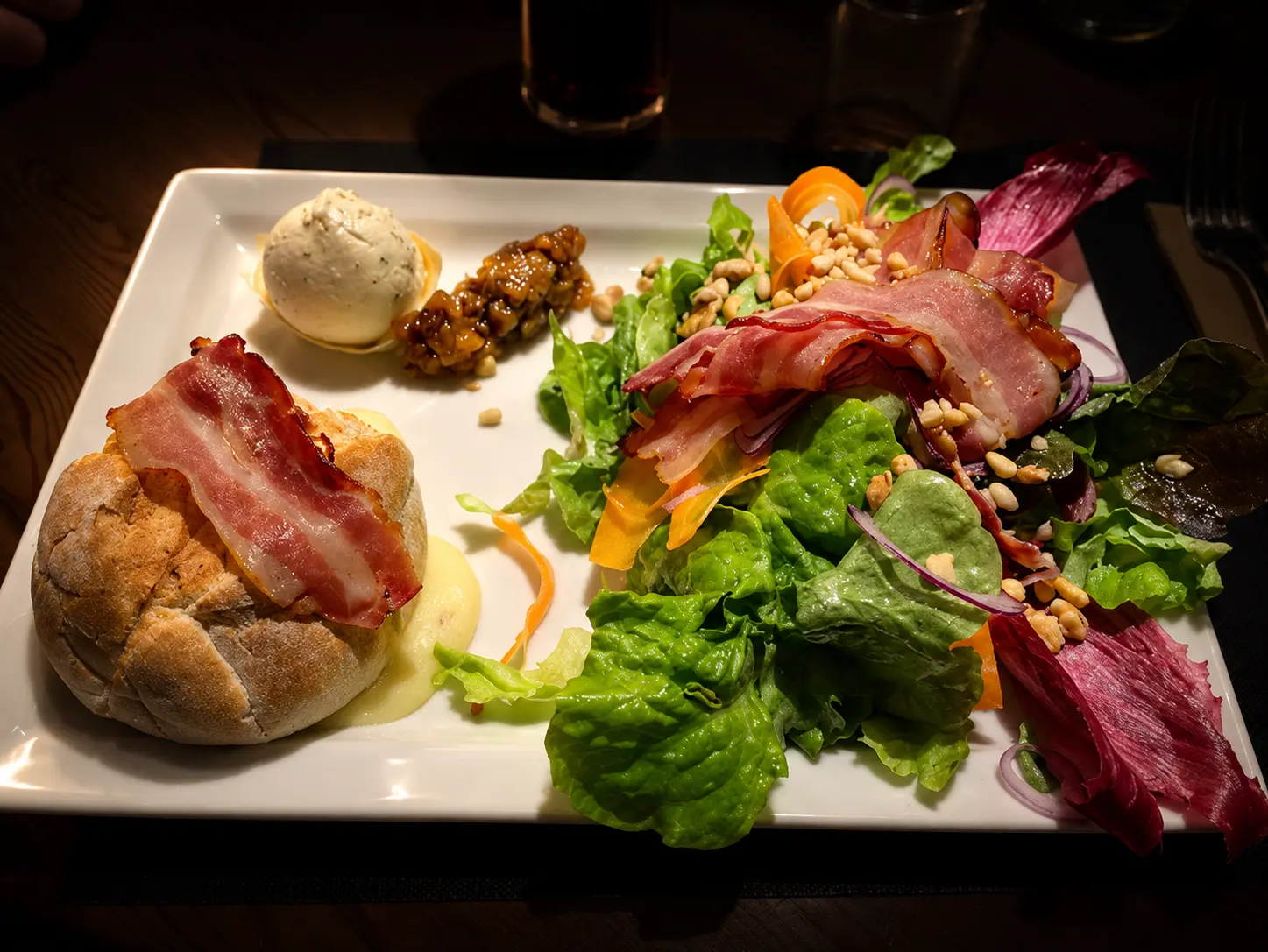Pain au fromage fondu et lard croustillant, accompagné d’une salade croquante