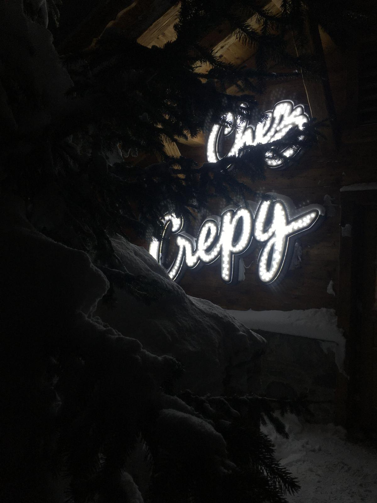 Enseigne lumineuse Chez Crépy dans la neige